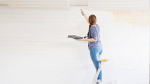 Com pintar una paret i sostres interiors