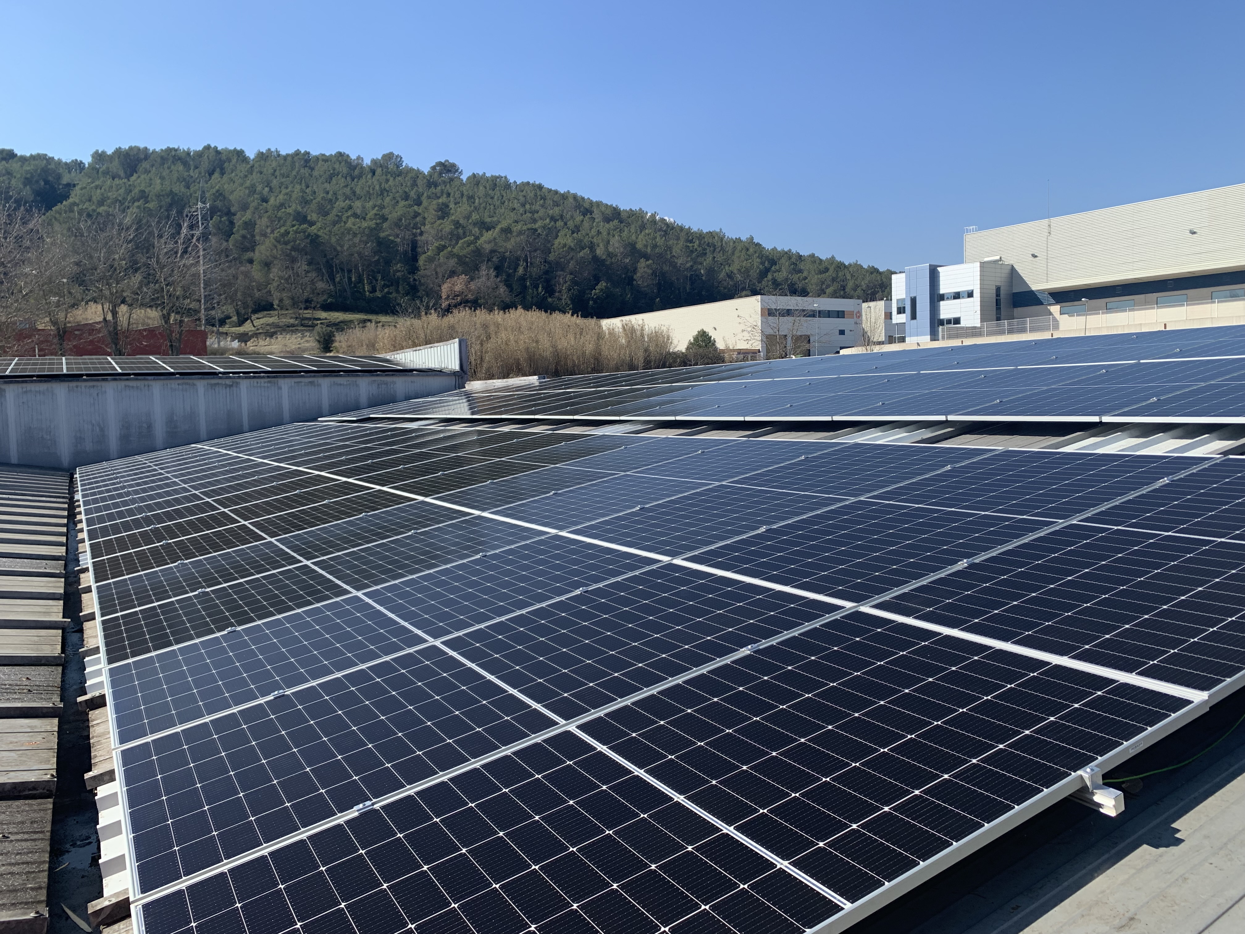 Instalación de paneles fotovoltaicos en las cubiertas de la empresa MVIC